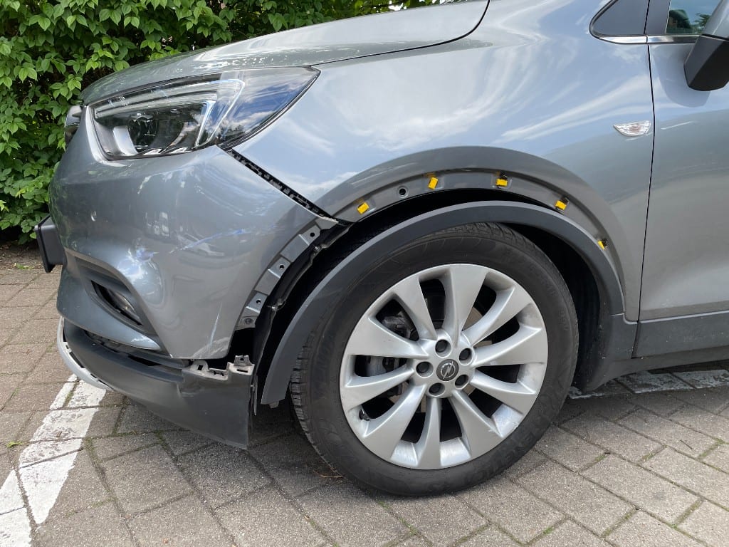 Opel mit Seitenschaden